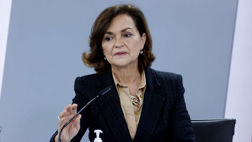La vicepresidenta Primera del Gobierno, Carmen Calvo, durante la rueda de prensa posterior a la reunión del Consejo de Ministros celebrada este martes en el Complejo de La Moncloa. EFE/Zipi
