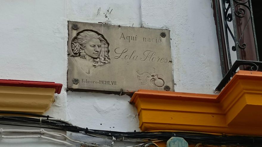 Placa en la casa donde nació Lola Flores.