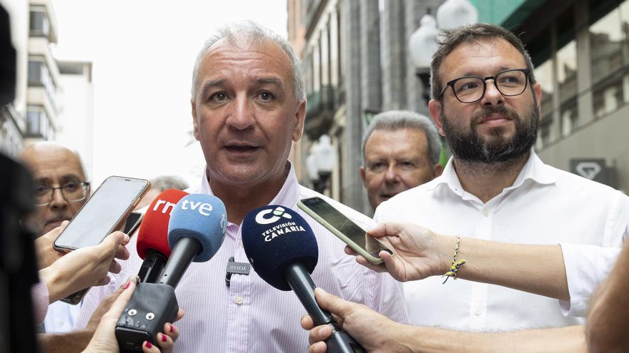 El candidato de Nueva Canarias al Congreso por la provincia de Las Palmas, Luis Campos (i), y el candidato al Senado por Gran Canaria,Txema Santana (d) hacen declaraciones a los medios de comunicación, ante el Patronato de Turismo de Gran Canaria