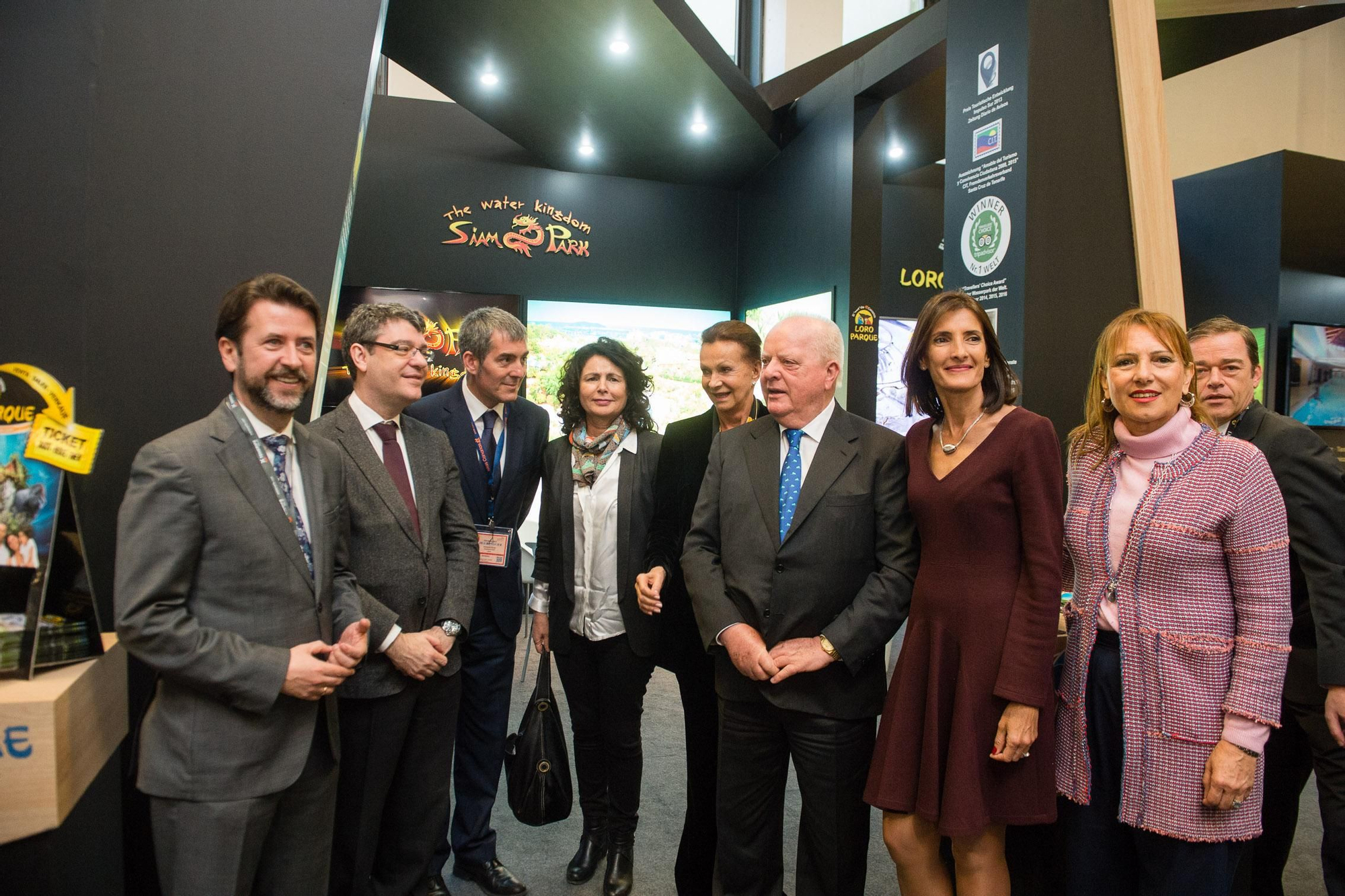 Representantes de Canarias posan junto al 'stand' de Loro Parque y Siam Park en la ITB 2017