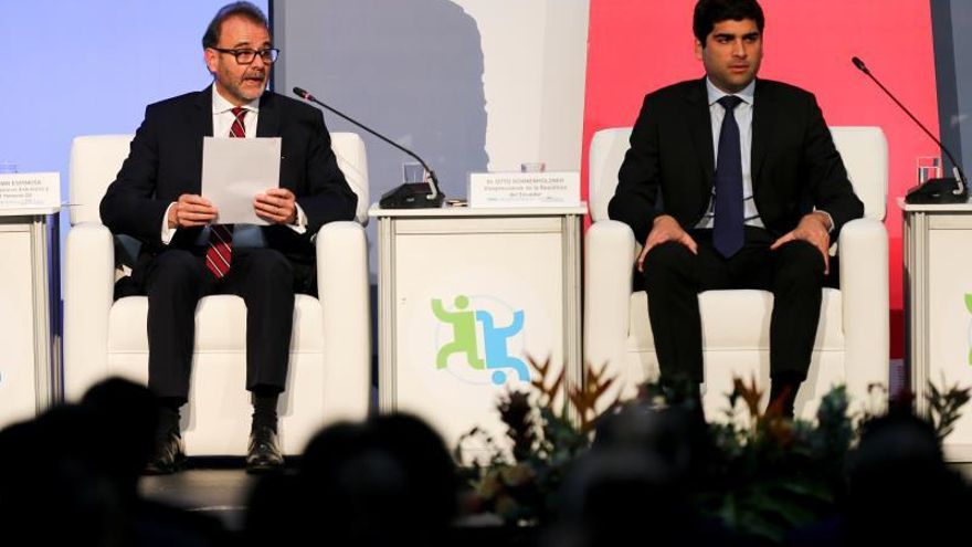 El vicepresidente ecuatoriano Otto Sonnenholzner (d) junto al embajador, Crhistian Espinosa (i), Ministro de Relaciones Exteriores y Movilidad Humana (subrogante), participan de la inauguración del XII Cumbre del Foro Global sobre Migración y Desarrollo, este martes, en Quito (Ecuador).