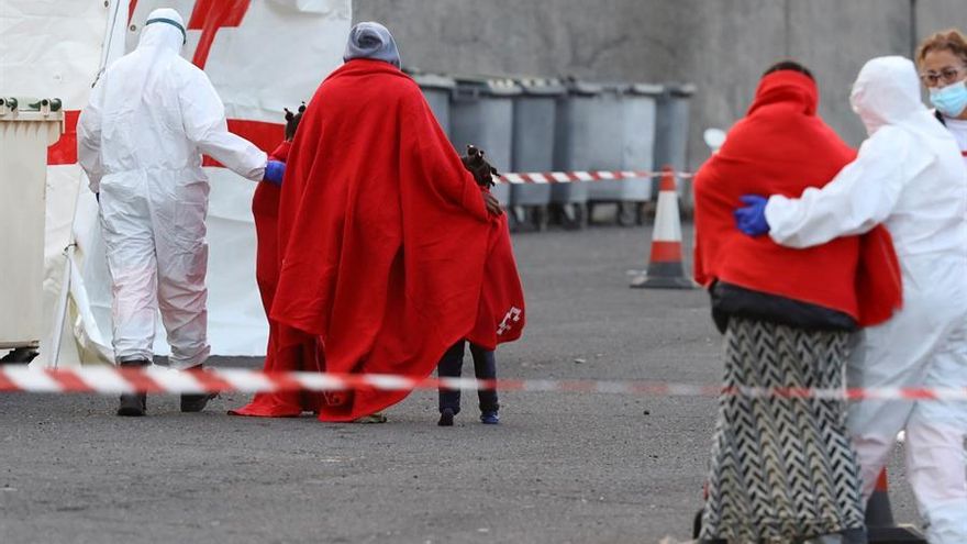 263 migrantes llegaron a Canarias en siete barcazas en el último día de abril, entre ellos un bebé recién nacido