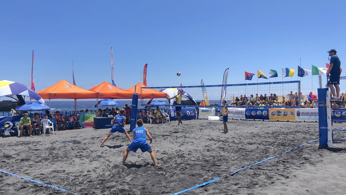 Imagen de archivo de deporte en la playa de Los Cancajos.