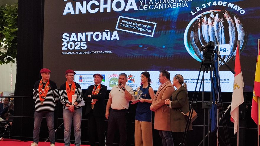 Entrega a Nuevo Libe del reconocimiento a Mejor Anchoa 2025