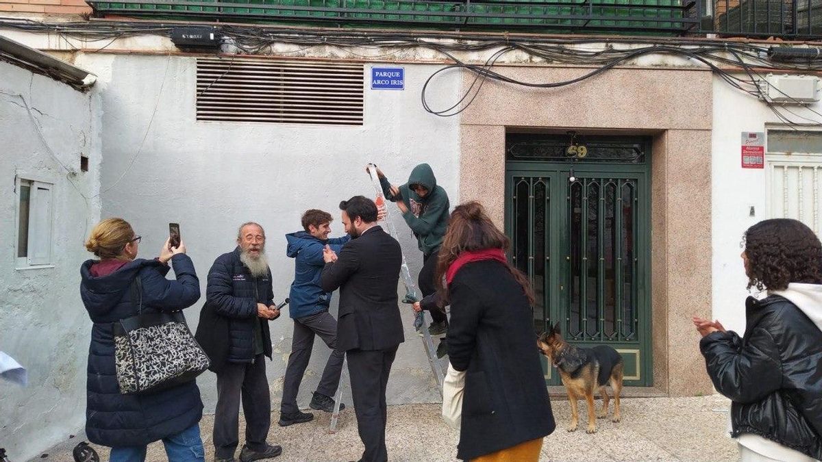 Vecinos y estudiantes del barrio junto al concejal del distrito, Ángel Niño, durante la colocación de la placa del Parque Arcoíris
