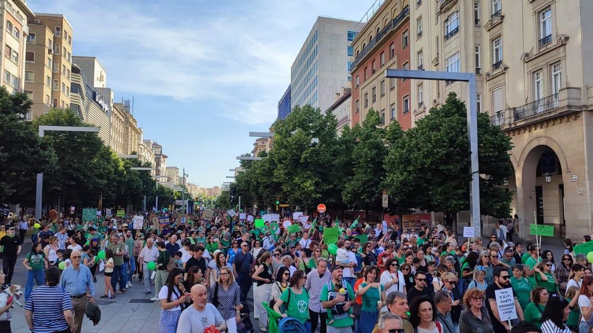 Los manifestantes llegando a la Plaza de España de Zaragoza