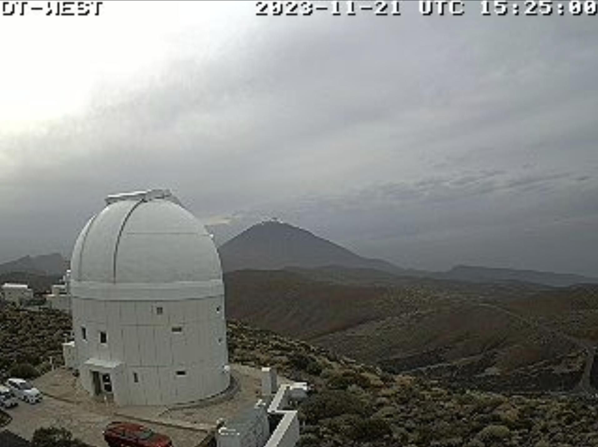 Nieve en el pico del Teide, este martes, vista desde Izaña.