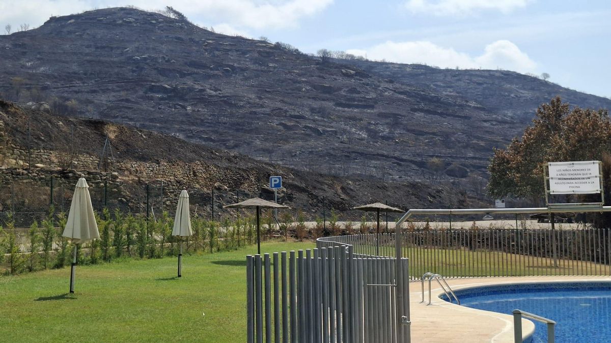 El fuego ha respetado las piscinas municipales de Uncastillo pero no sus alrededores, totalmente carbonizados.