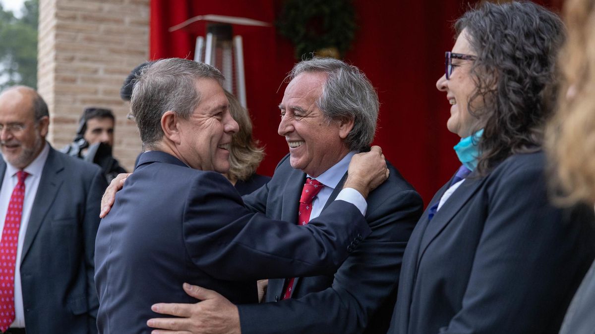 El 18 de diciembre de 2025, el presidente de Castilla-La Mancha, Emiliano García-Page, preside en Toledo, saluda al presidente de CECAM, Ángel Nicolas, durante la firma del pacto ‘Castilla-La Mancha, Horizonte 2030’