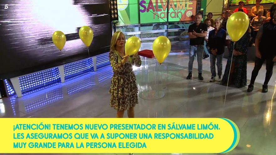 Belén Esteban pinchando el globo que ocultaba su nombre y que ha sido elegido por la mayoría de los colaboradores