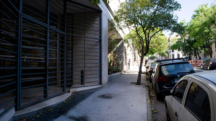 Encapuchados atacaron el edificio del diario Clarín con bombas molotov