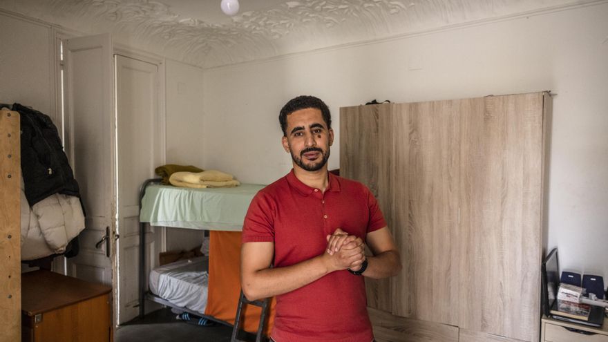 Midu posa en su habitación en uno de los pisos compartidos de la entidad Barcelona Actua