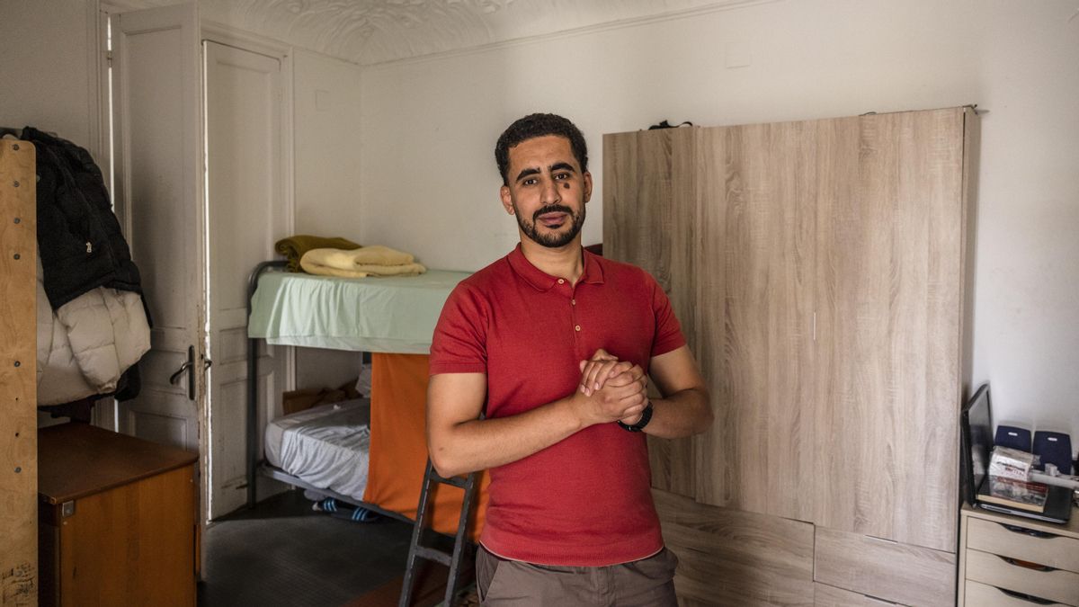 Midu posa en su habitación en uno de los pisos compartidos de la entidad BarcelonaActua