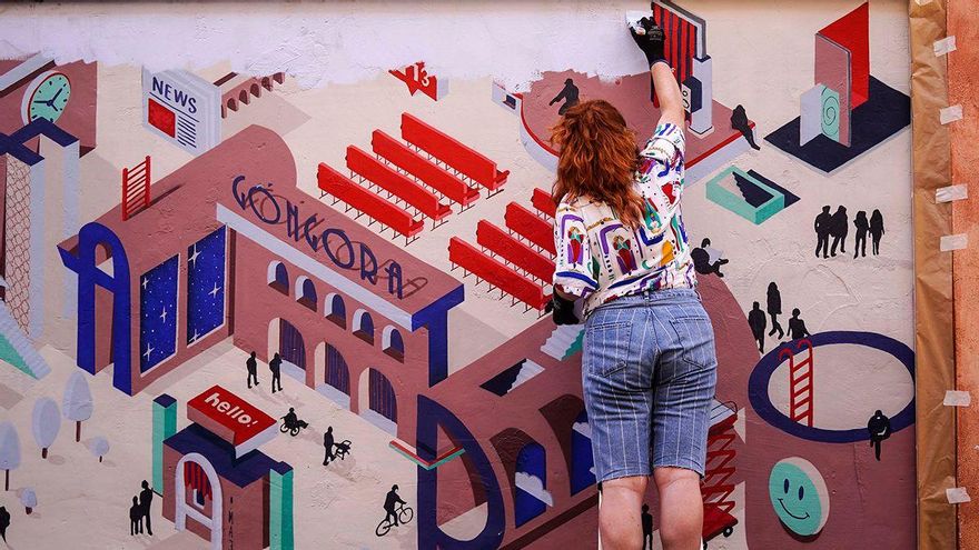 Virginia Filardi trabaja en el mural en el Teatro Góngora