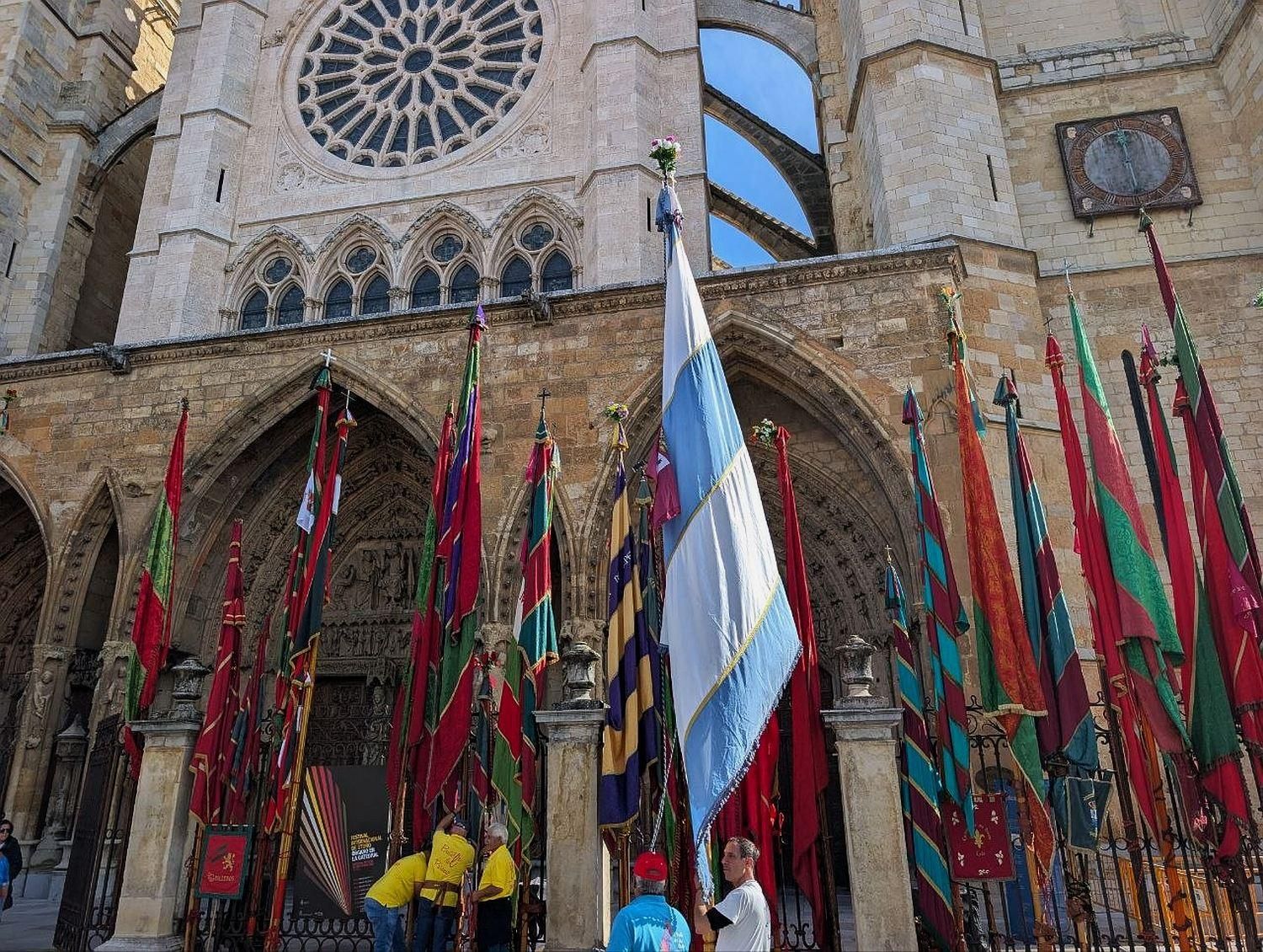 Pendones y Carros Engalanados en las Cantaderas 2026 de San Froilán