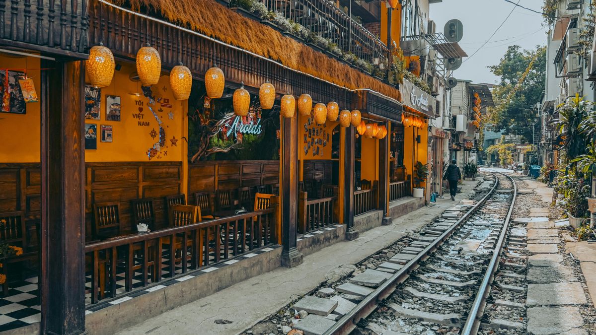La “calle del tren” en Hanói, donde los turistas ponen su seguridad en riesgo por el vídeo perfecto