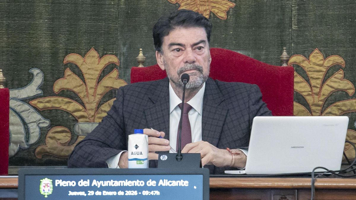 El alcalde de Alicante y el PSPV dirigen el foco hacia la Conselleria por el control de los pisos adjudicados a cargos municipales