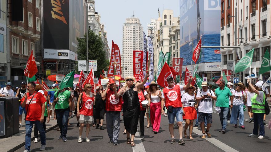 Manifestación convocada por los sindicatos de Justicia en el marco de la huelga de funcionarios del sector para reivindicar mejoras retributivas y de condiciones de trabajo, este martes a su paso por la Gran Vía en Madrid. EFE/ Kiko Huesca