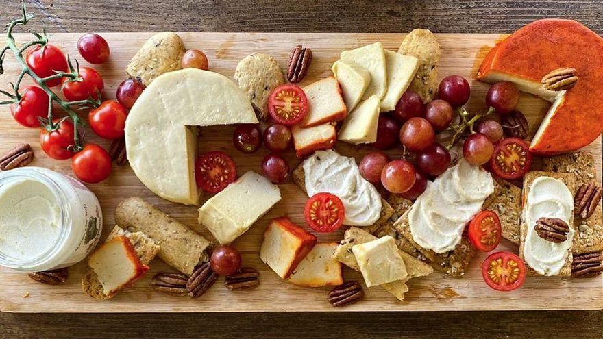 Quesos veganos (quesanos) de Vegasauria