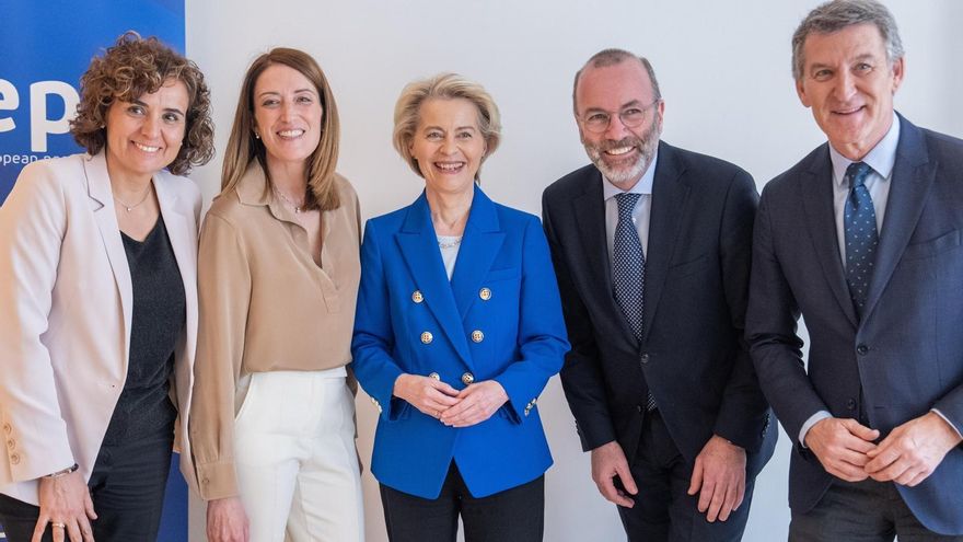 El líder del PP, Albeto Núñez Feijóo, y la presidenta de la Comisión Europea, Ursula von der Leyen, junto a la presidenta del Parlamento europeo, Roberta Metsola, el presidente del PPE, Manfred Weber, y la portavoz del PP en Bruselas, Dolors Montserrat.