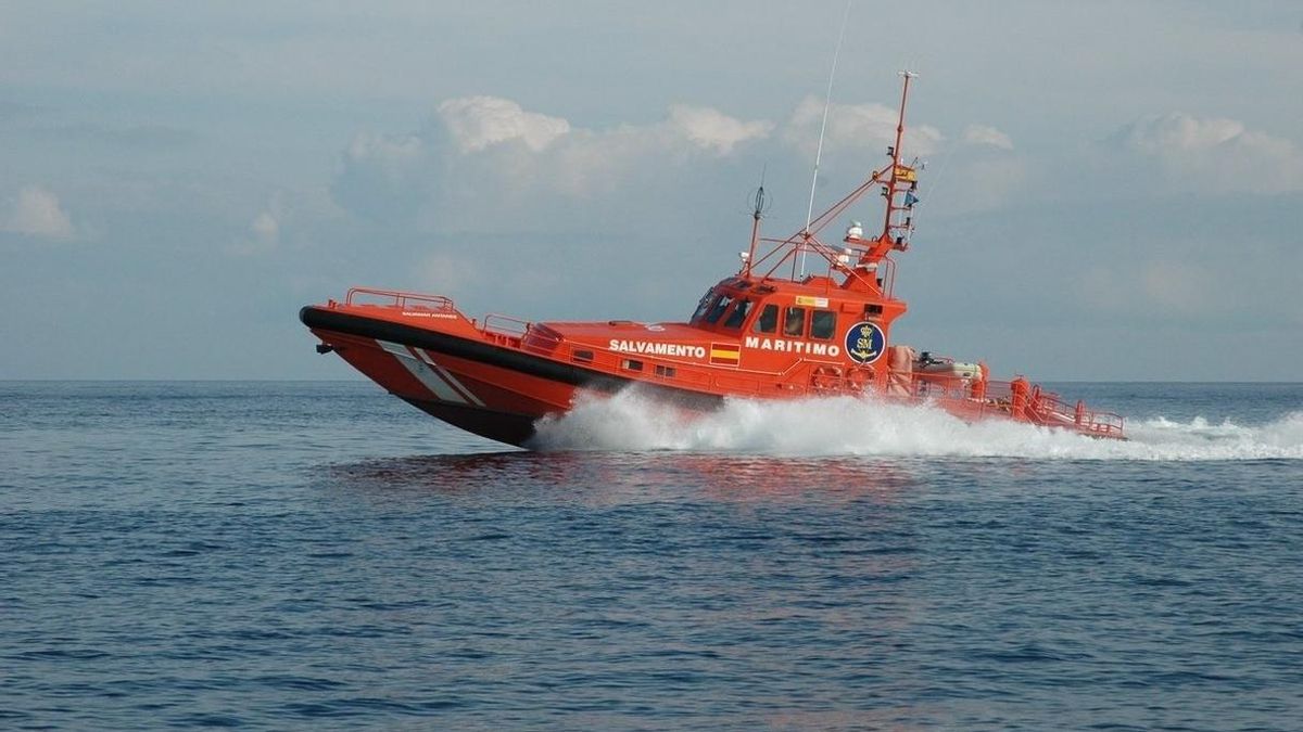 Salvamento Marítimo rescata una patera con diez inmigrantes magrebíes al sur de Almuñécar