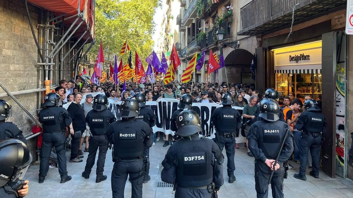 Los Mossos impiden el paso a grupos antifascistas que protestan por el acto de Aliança en el Fossar