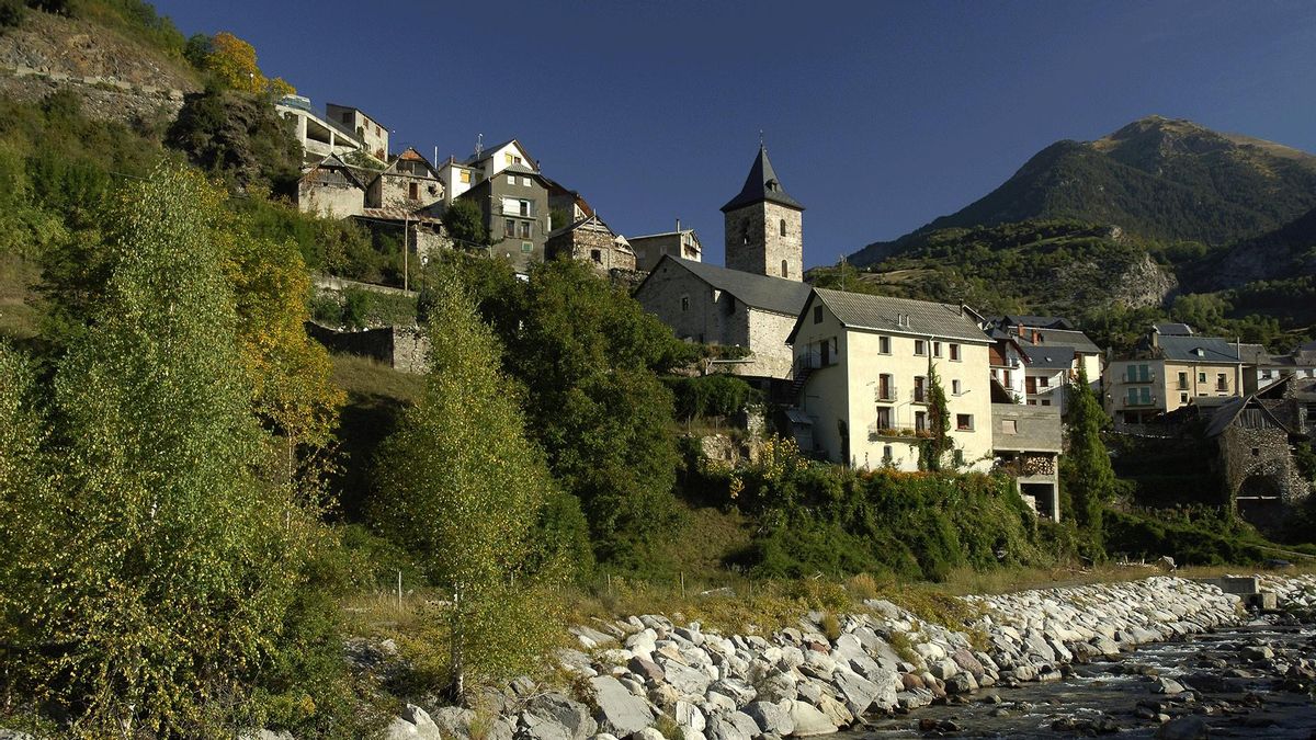 Casas de piedra, tejados de pizarra y chimeneas en el pueblo de los Pirineos perfecto para una escapada en marzo