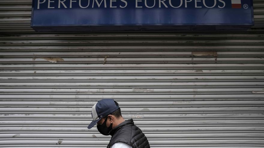 Un hombre camina por una tienda cerrada. EFE/Jeffrey Arguedas/Archivo