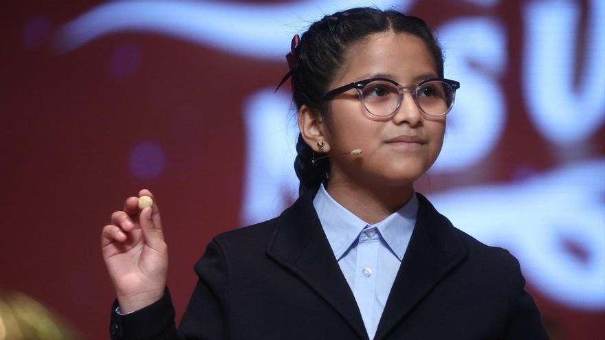 Una niña del Colegio de San Ildefonso durante la celebración del Sorteo Extraordinario de la Lotería de Navidad 2025
