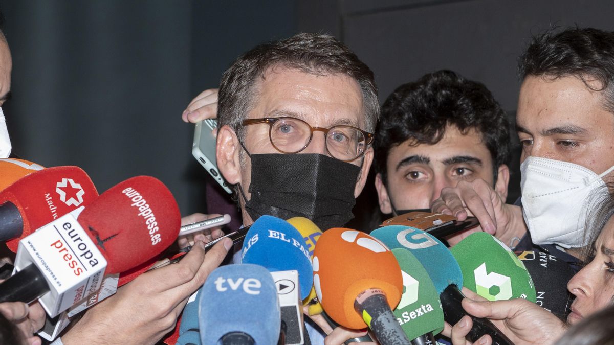 El presidente de la Xunta de Galicia, Alberto Núñez Feijóo, ofrece declaraciones a los medios de comunicación a su salida de la sede de Génova, a 23 de febrero de 2022, en Madrid (España). El PP celebra una reunión durante la tarde de hoy con el fin de tratar la crisis interna y acordar el congreso nacional. El líder del partido, que no ha dejado de asistir a la sesión de control del día de hoy en el leer más Congreso, se verá con sus 'barones' territoriales (sin la presidenta de la Comunidad de Madrid) dos días después de la intensa reunión de más de siete horas que mantuvo con su comité de dirección. La crisis se desató el pasado 16 de febrero cuando comenzaron los rumores sobre un presunto espionaje en nombre de la Empresa Municipal de la Vivienda del Consistorio de investigar al hermano de la presidenta regional para intentar acreditar el posible cobro de comisiones a cambio de contratos públicos.