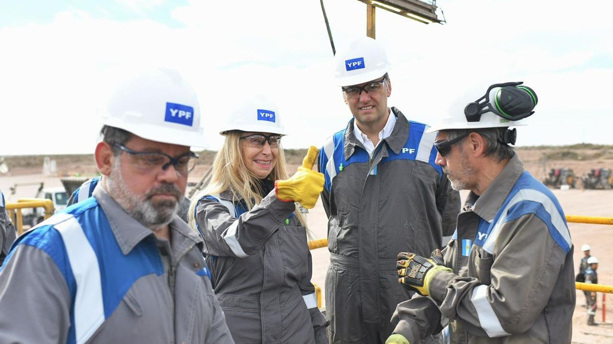 Karina Milei y Manuel Adorni fueron recibidos en el yacimiento Loma Campana por el CEO de YPF, Horacio Marín.