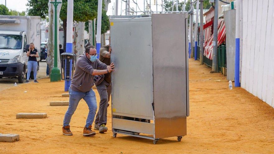 Así trabajan hosteleros, comerciantes y aparatistas en la Feria de Abril de Sevilla: "Aquí se echan demasiadas horas"