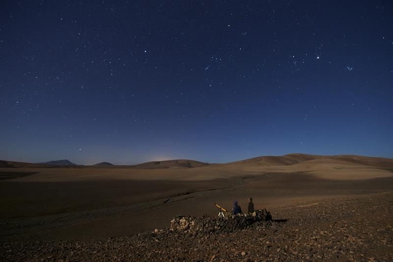 Dos personas observan el cielo en la zona de Las Casitas en el municipio de Tuineje, al sur deFuerteventura. (EFE/CARLOS DE SAÁ)