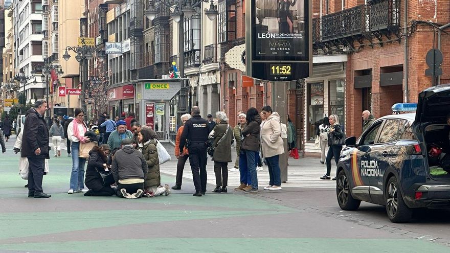 El PP de León denuncia caídas en Ordoño II provocadas por los desperfectos de la calle y reclama arreglos