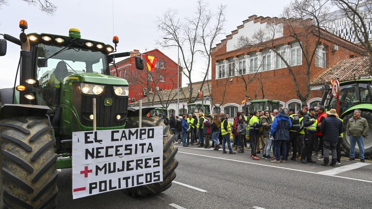 Unos 500 tractores hacen sonar su hartazgo en una marcha lenta por Palencia y su provincia