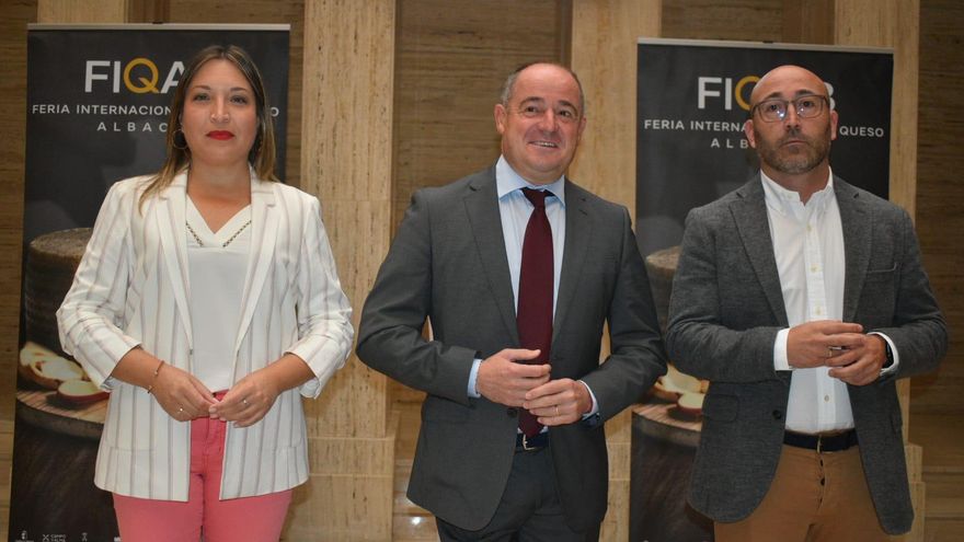 La vicepresidenta de la Diputacion el alcalde de Albacete y el delegado provincial de Agricultura durante la presentacion de la Feria Internacional del Queso
