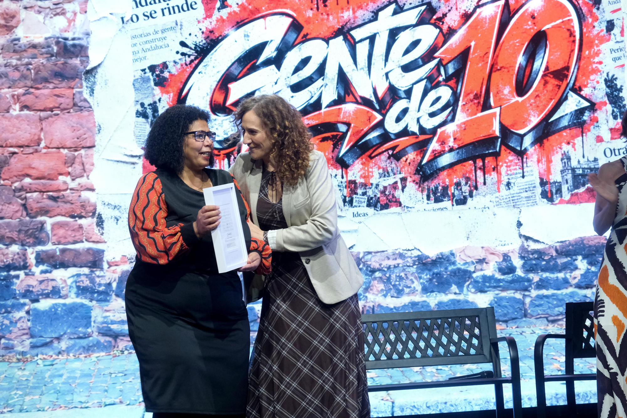 Fátima Ez Zohayry recibe el premio, entregado por Nuria López.