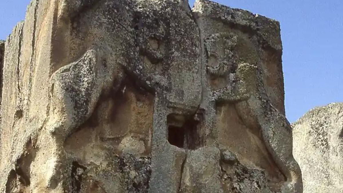 Dos leones de piedra llevan 2.700 años vigilando Aslantaş y convierten esta tumba frigia en una pieza única