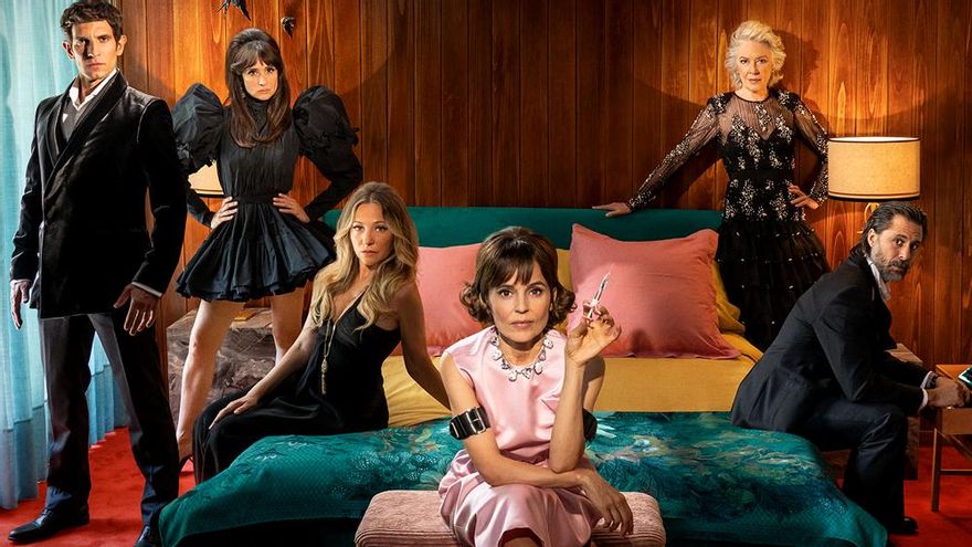 'Mentiras pasajeras' no es la serie de Almodóvar, pero cumple lo que se espera de ella