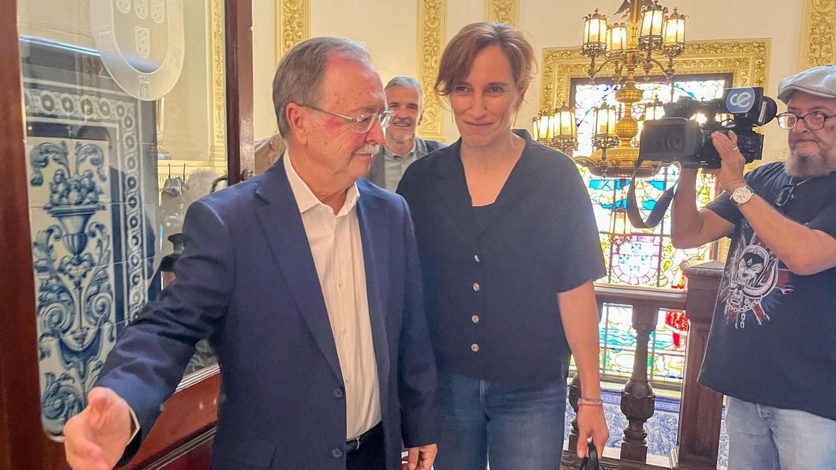 Juan Jesús Vivas recibe a  Mónica García en el Palacio autonómico para tratar la crisis sanitaria y migratoria que padece la ciudad. 