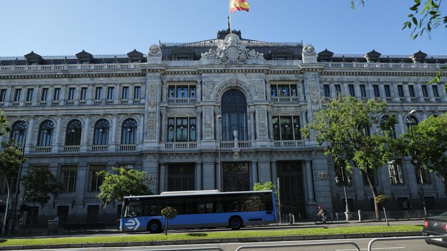Bandera de España a media asta en la sede del Banco de España.