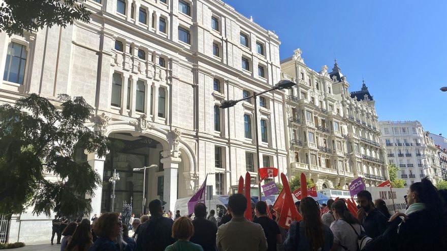 Trabajadores del 010 de Madrid inician una huelga indefinida ante la amenaza de 100 despidos