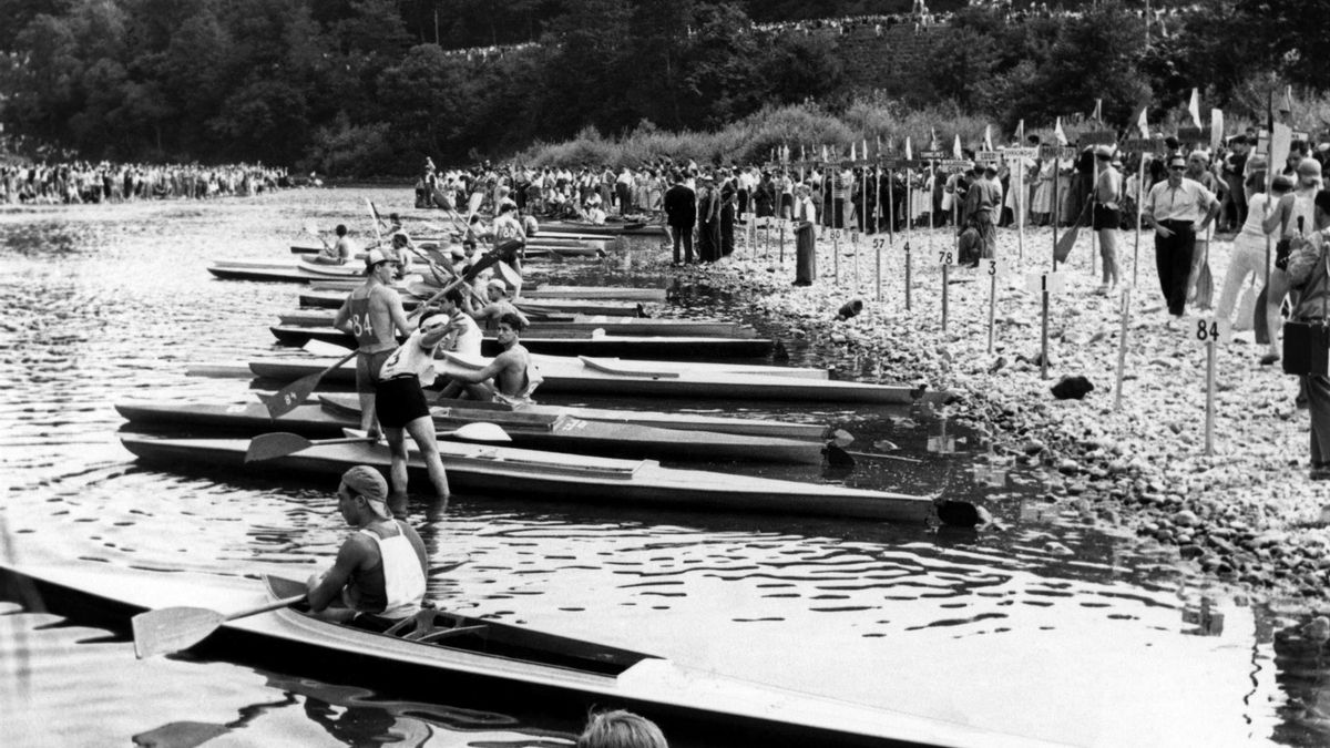 Salida de las piraguas participantes en la XIX regata del Descenso del rio Sella