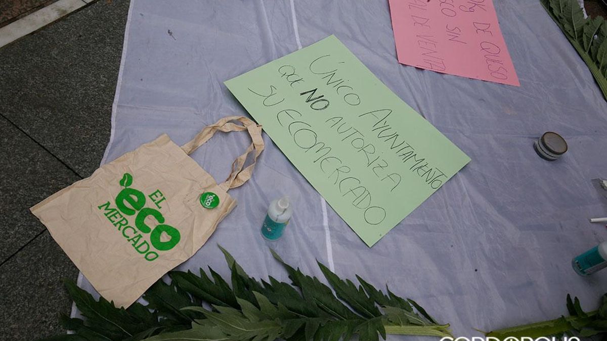 Carros vacíos y productores sin venta tras la cancelación del Ecomercado el día en que cumplió cinco años en 2020.