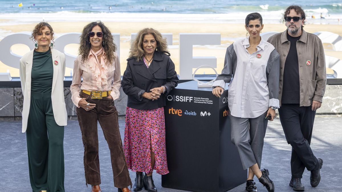 Elena Molina, Rosario Flores, Lolita, Alba Flores e Isaki Lacuesta en San Sebastián