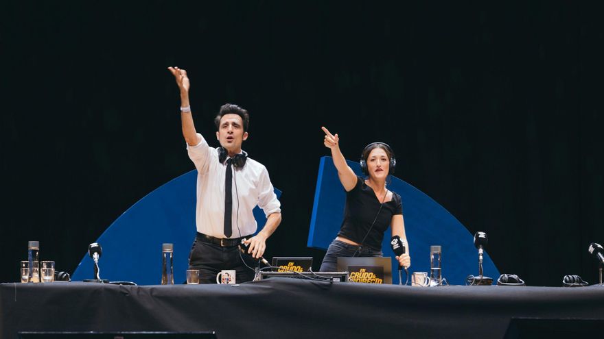Javier Gallego y Violeta Muñoz realizan en directo en la plaza del Ayuntamiento de València el programa de 'Carne Cruda'.