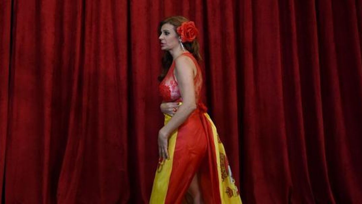 La farsa de Sonia Monroy en los Oscar vestida con la bandera española