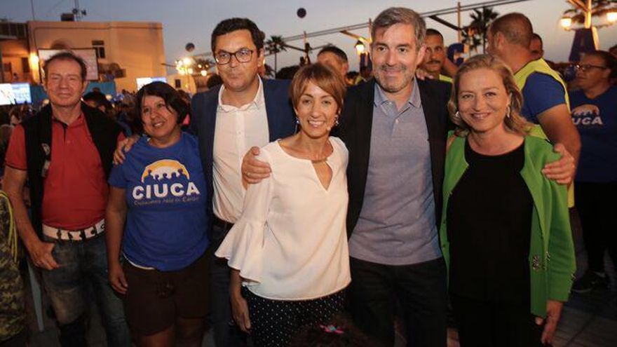 El PP se acerca a la alcaldesa de Mogán para disputarle a CC el apoyo de los grupos de derechas en Gran Canaria