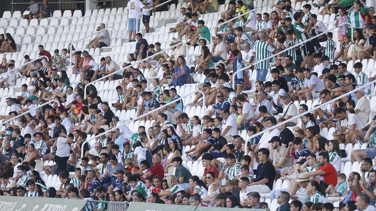 Entrenamiento del Córdoba a puerta abierta para la afición
