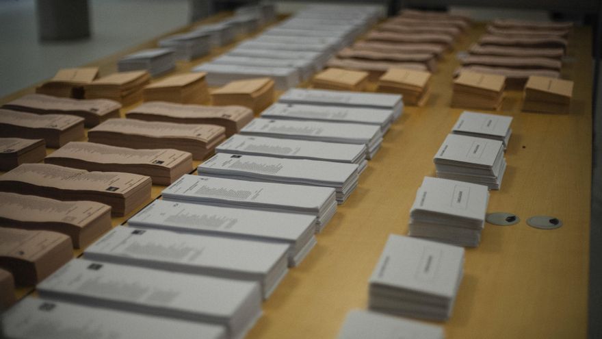 Papeletas electorales y sobres en un colegio electoral, a 27 de mayo de 2023